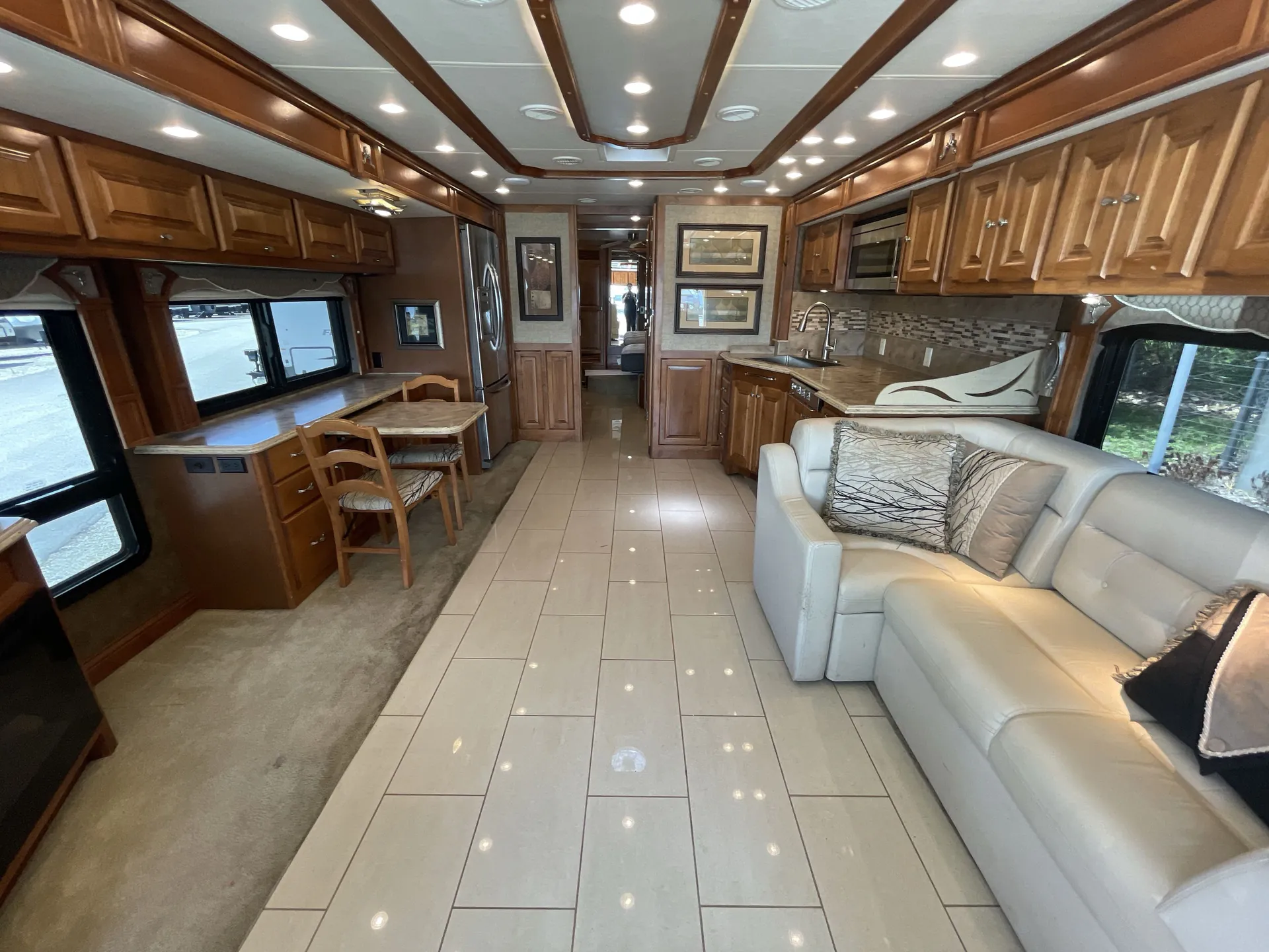 2014 Tiffin Phaeton 36 GH — living area main