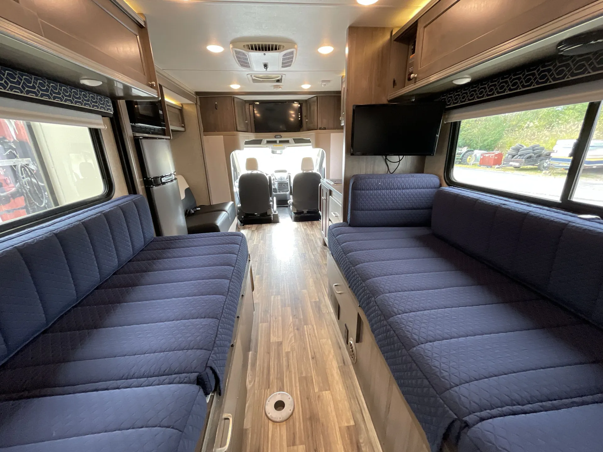 2017 Winnebago Fuse 23A — living area main