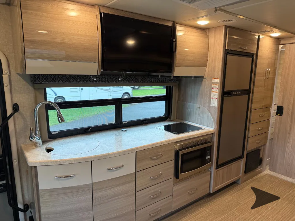 2022 Thor Motor Coach Tiburon 24FB, Photos photo 24