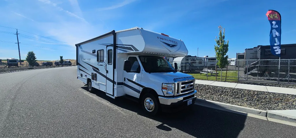 2023 Coachmen Freelander 23FS - Photo 2