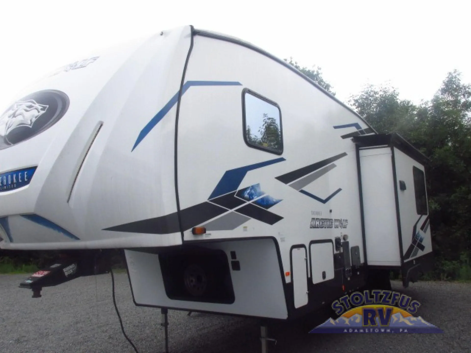 2024 Forest River Cherokee Arctic Wolf 27SGS - Photo 3