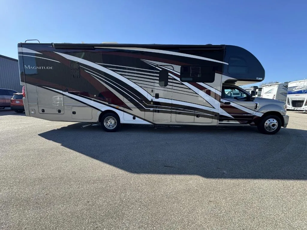 2022 Thor Motor Coach Magnitude RB34 - Photo 2