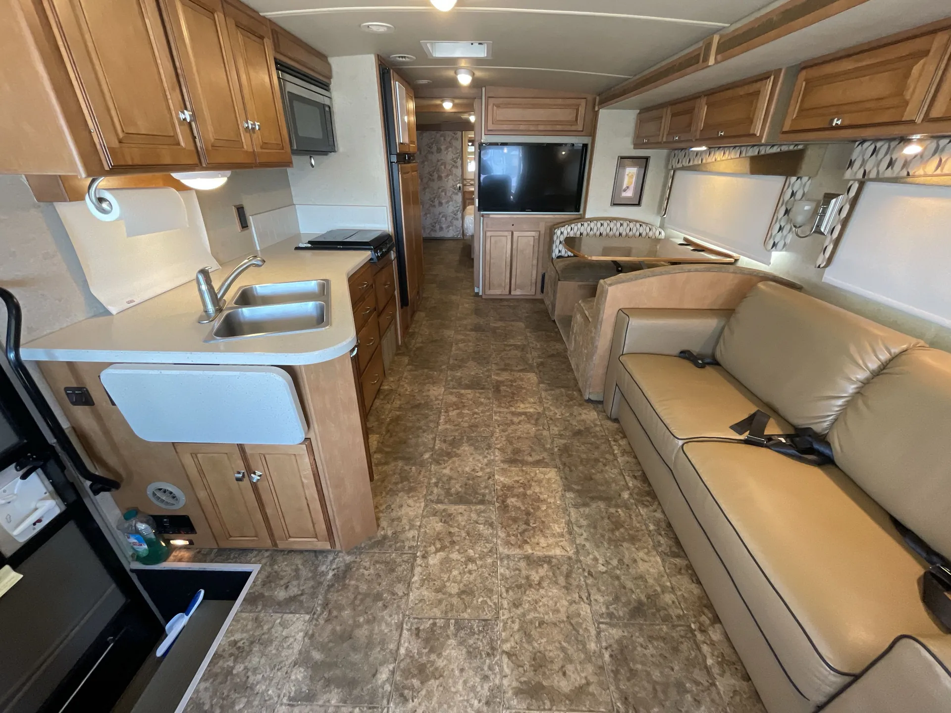2014 Winnebago Vista 35B — living area main
