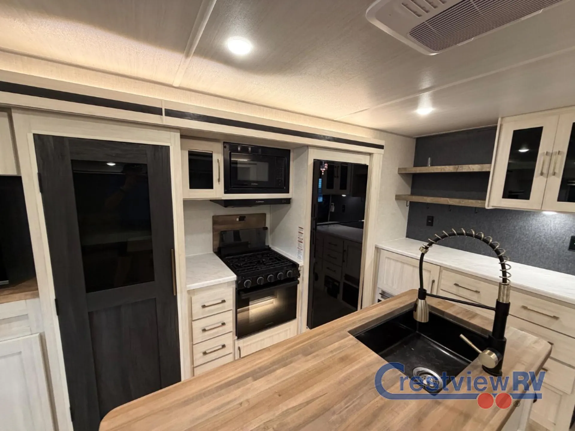2025 Forest River Grand Surveyor 305RLBS — Photo 6