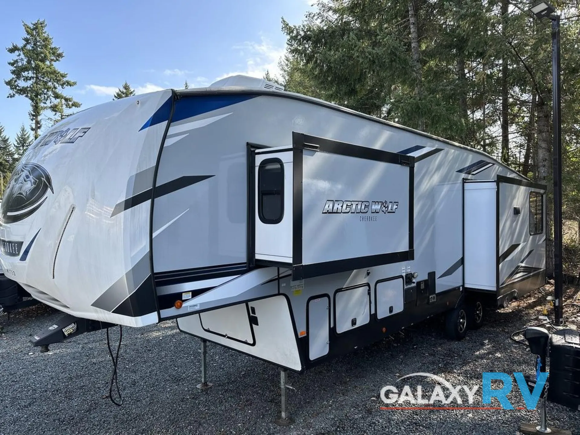 2022 Forest River Cherokee Arctic Wolf 3550 SUITE — Photo 7