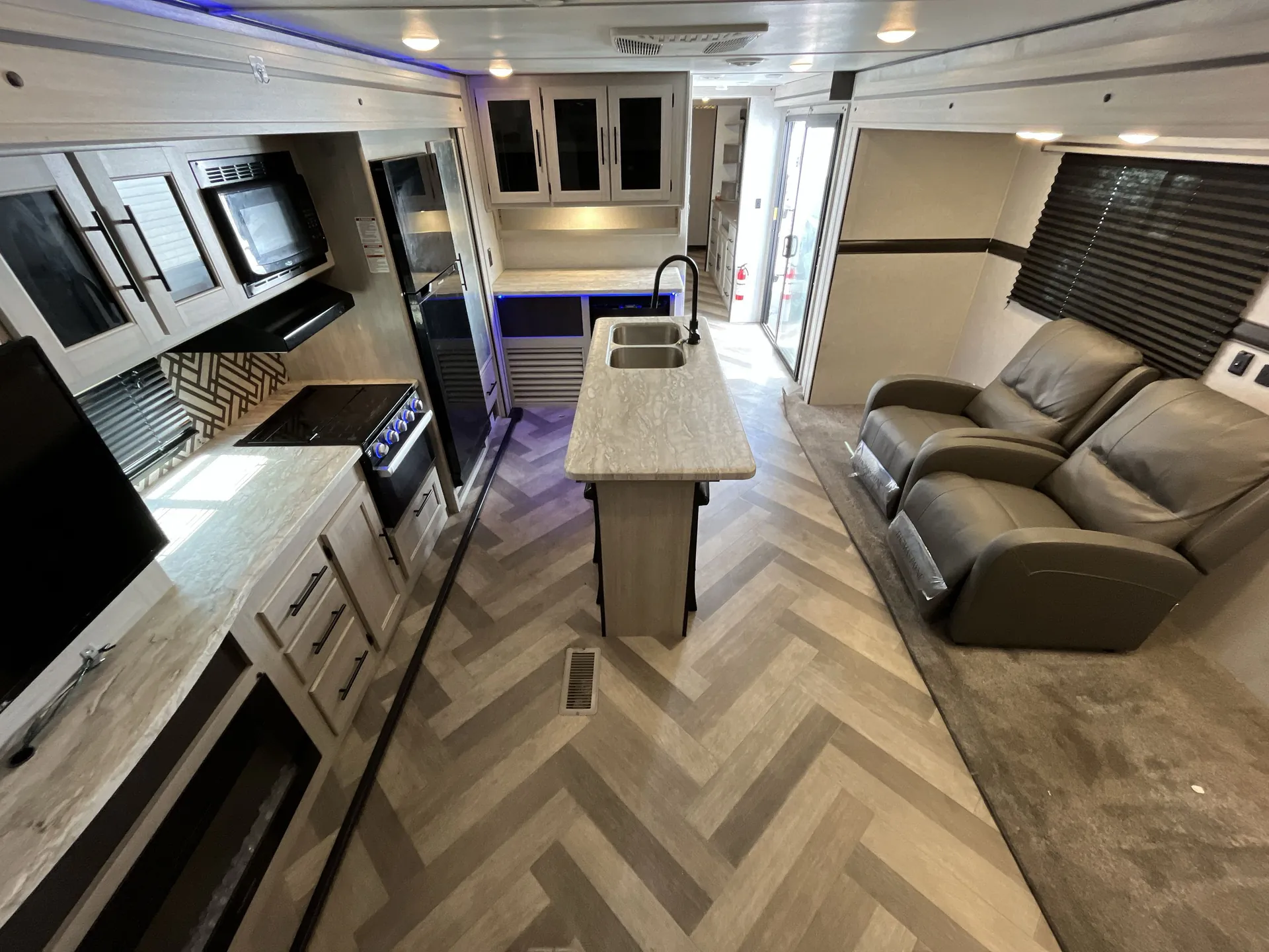 2023 CrossRoads Zinger 380FB — living area main