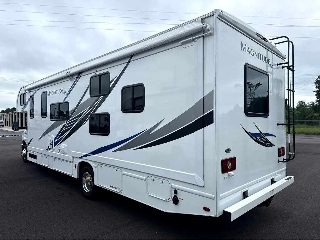 2025 Thor Motor Coach Magnitude GA31 - Photo 3
