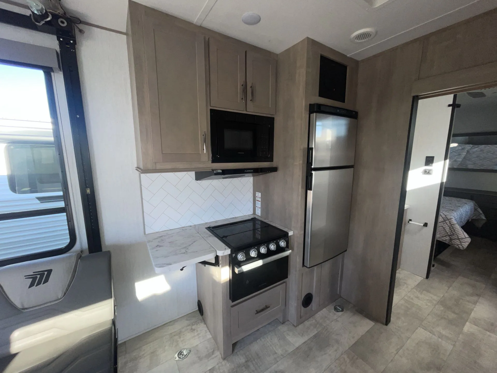 2023 Grand Design Momentum G-Class 32G - Photo 4