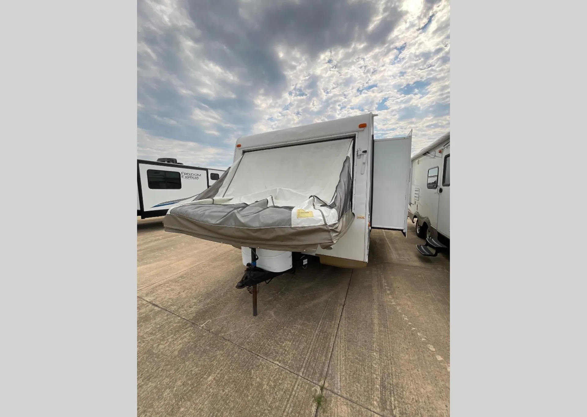2011 Forest River Rockwood Roo 23RS - Photo 3
