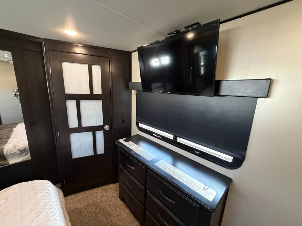 2017 Grand Design Momentum 397TH, Photos photo 24