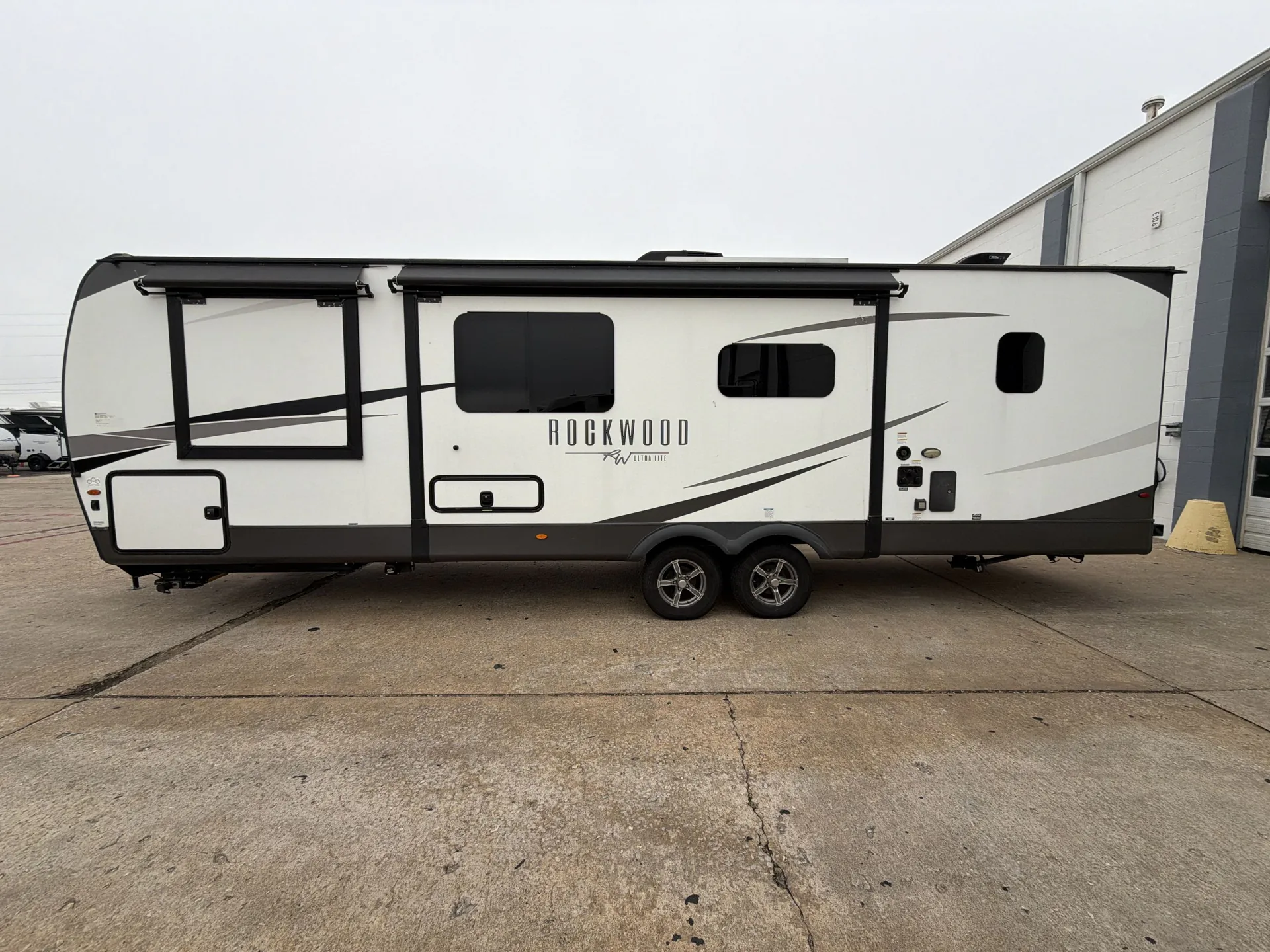 2023 Forest River Rockwood Ultra Lite 2706WS — off campside