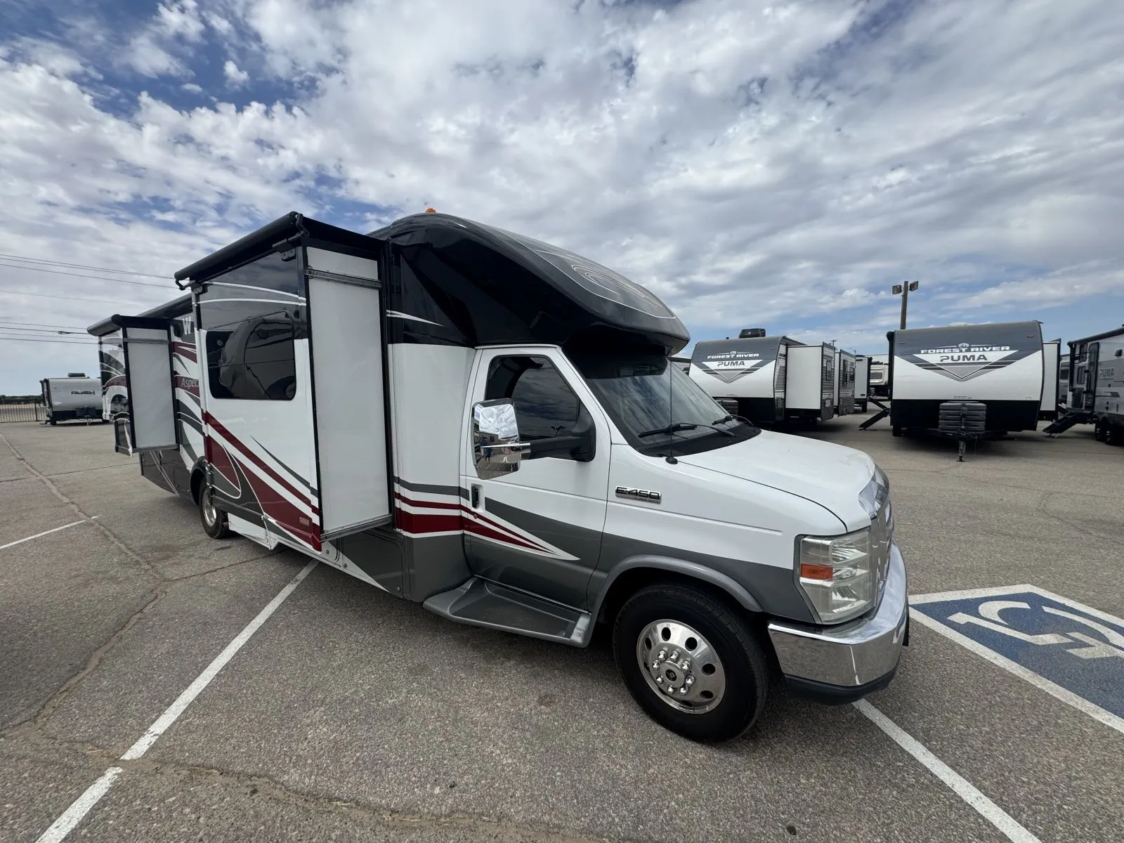 2014 Winnebago Winnebago 30J - Main photo