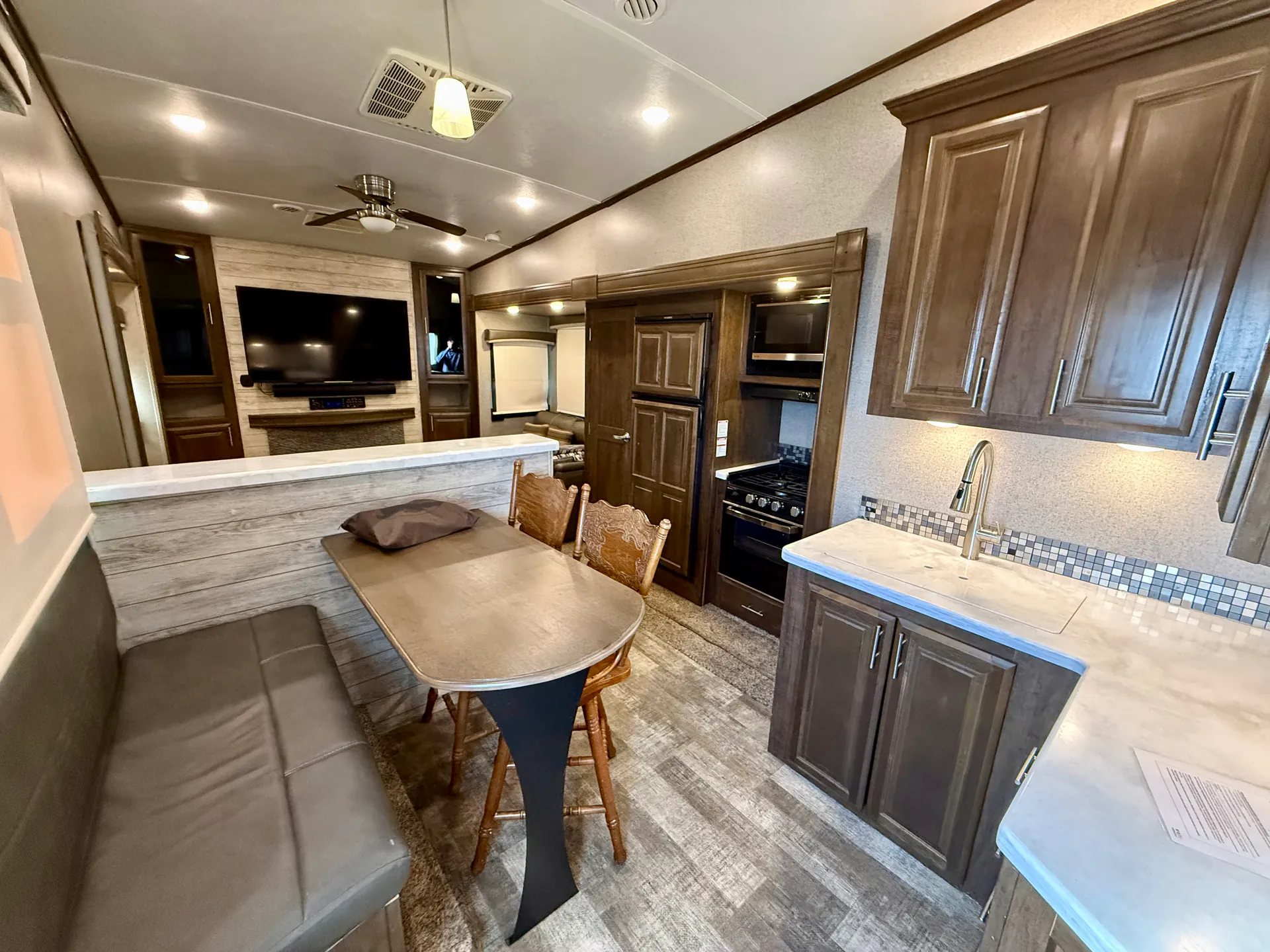 2019 Forest River Rockwood Signature Ultra Lite 8298WS — Photo 5