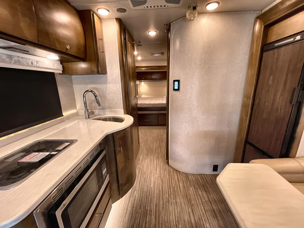 2017 Tiffin Wayfarer 24 QW, Photos photo 2