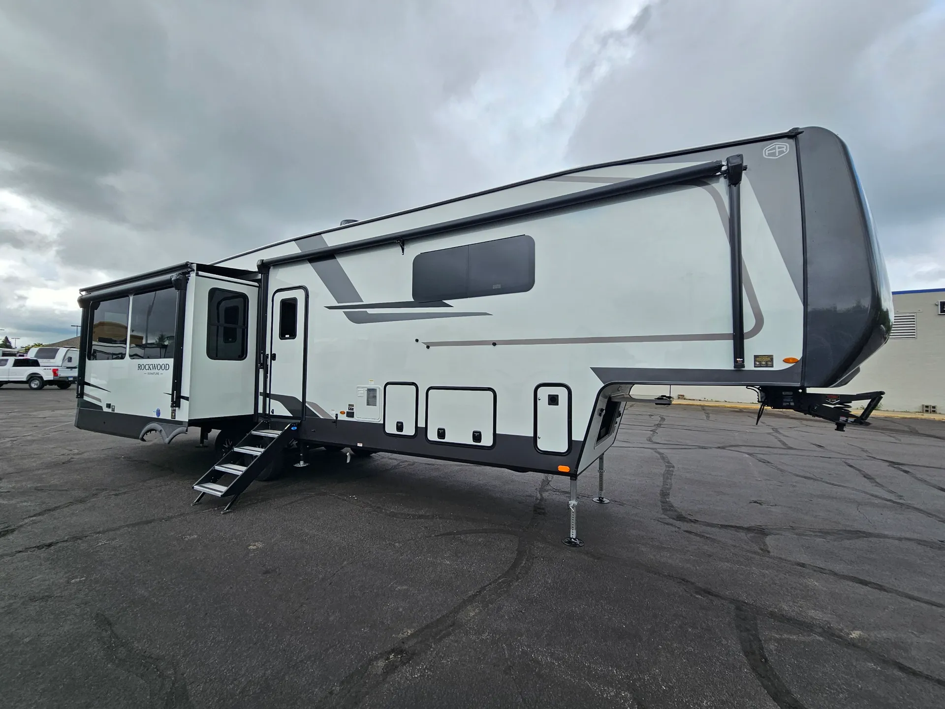 2027 ROCKWOOD SIGNATURE 401SFB - Main photo