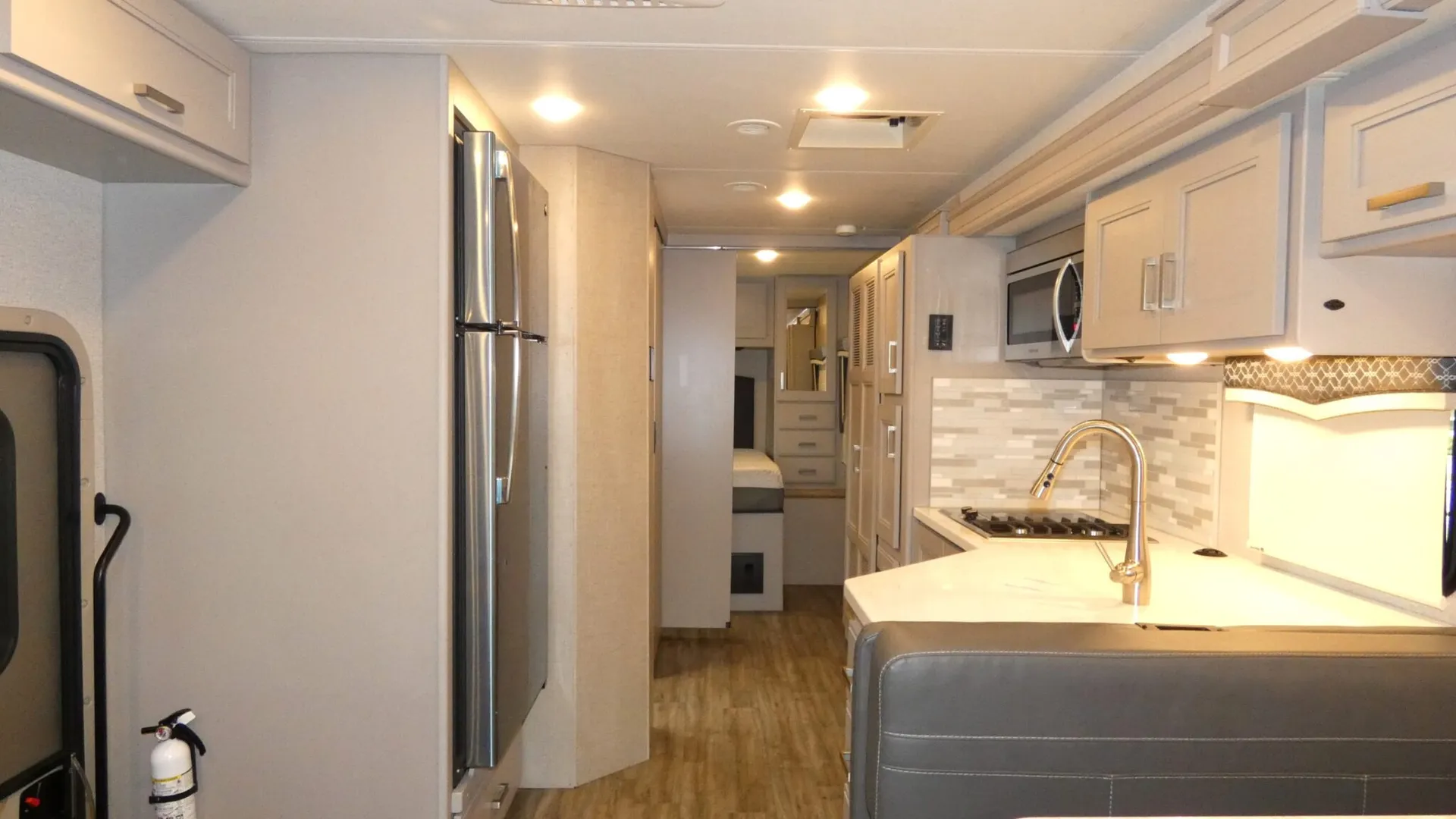 2023 Thor Motor Coach Magnitude LV35 - Photo 3