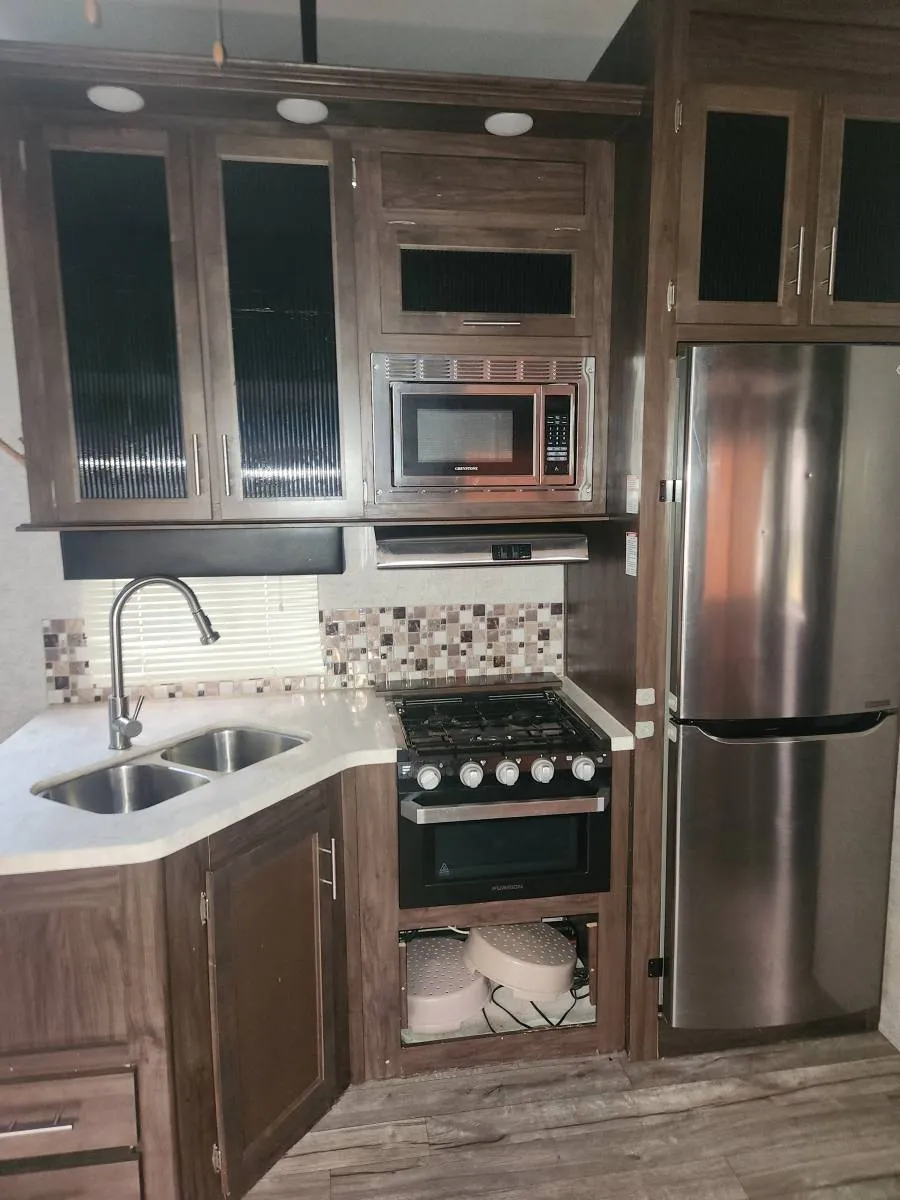 2019 Forest River Cherokee Arctic Wolf 315TBH8, Photos photo 4