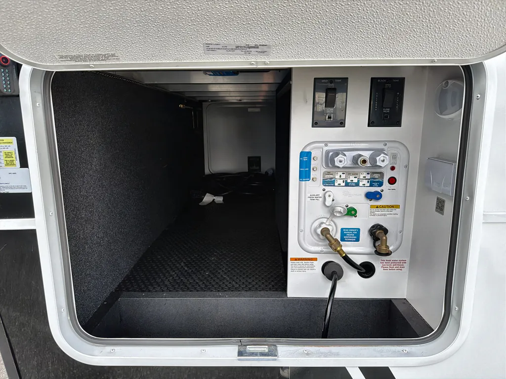 2026 Brinkley Model Z AIR 297, Photos photo 12