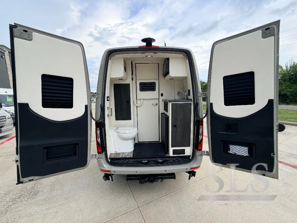 2025 Midwest Automotive Designs Luxe Cruiser D4, Photos photo 5
