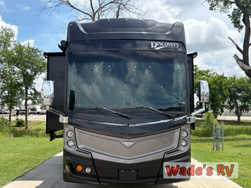 2019 Fleetwood Discovery LXE 40D - Photo 3