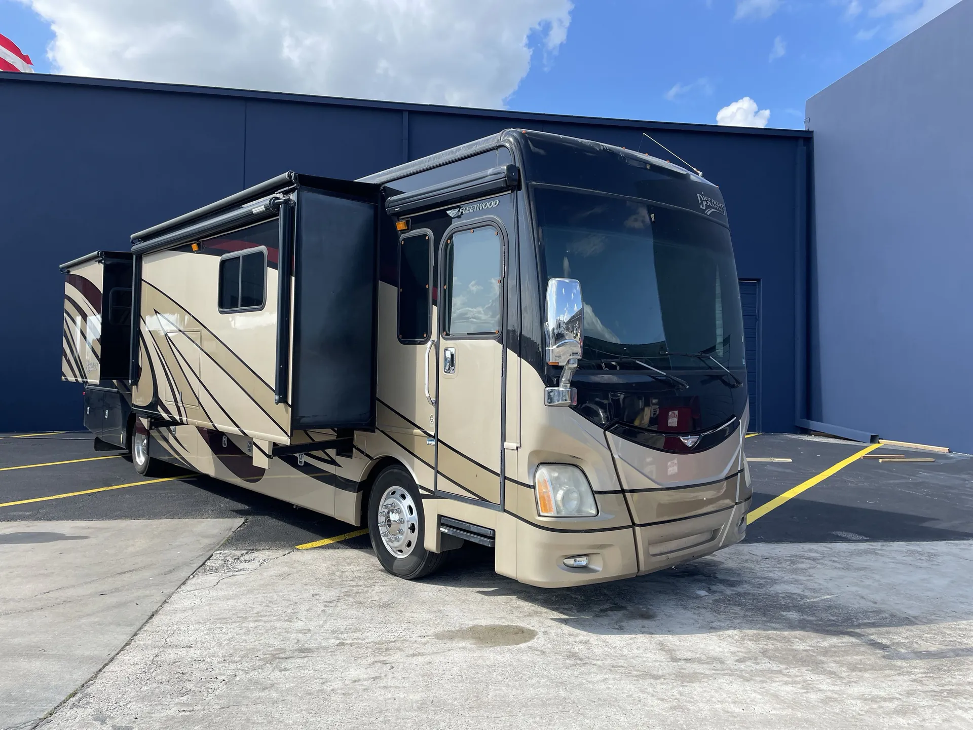 2014 Fleetwood Discovery 40E - Photo 2