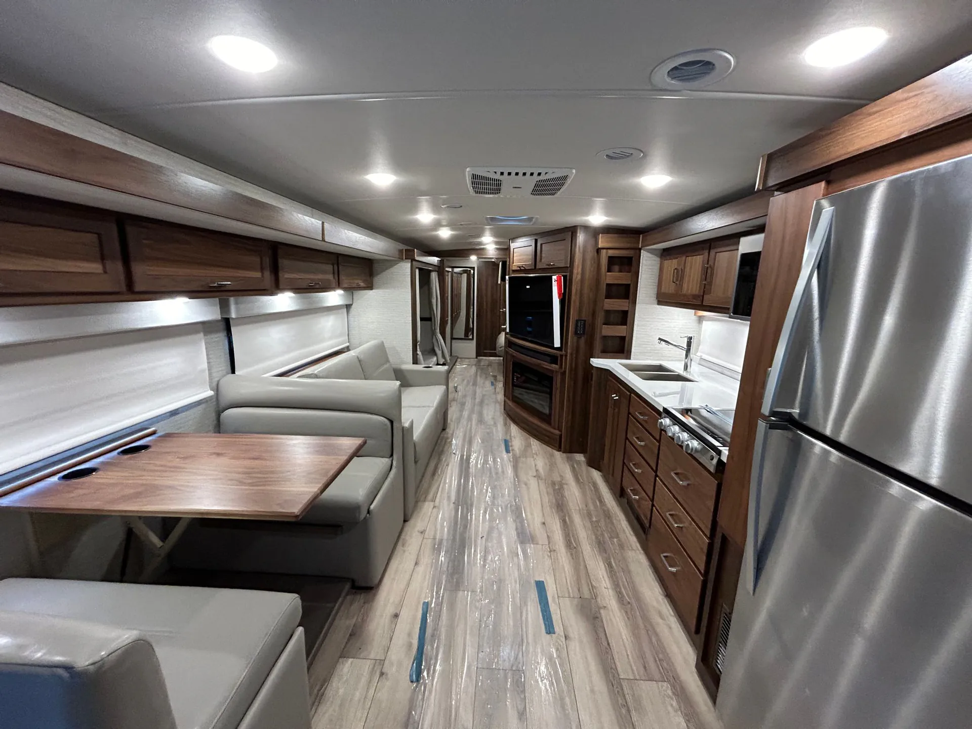 2025 Winnebago Forza 38W - Photo 2