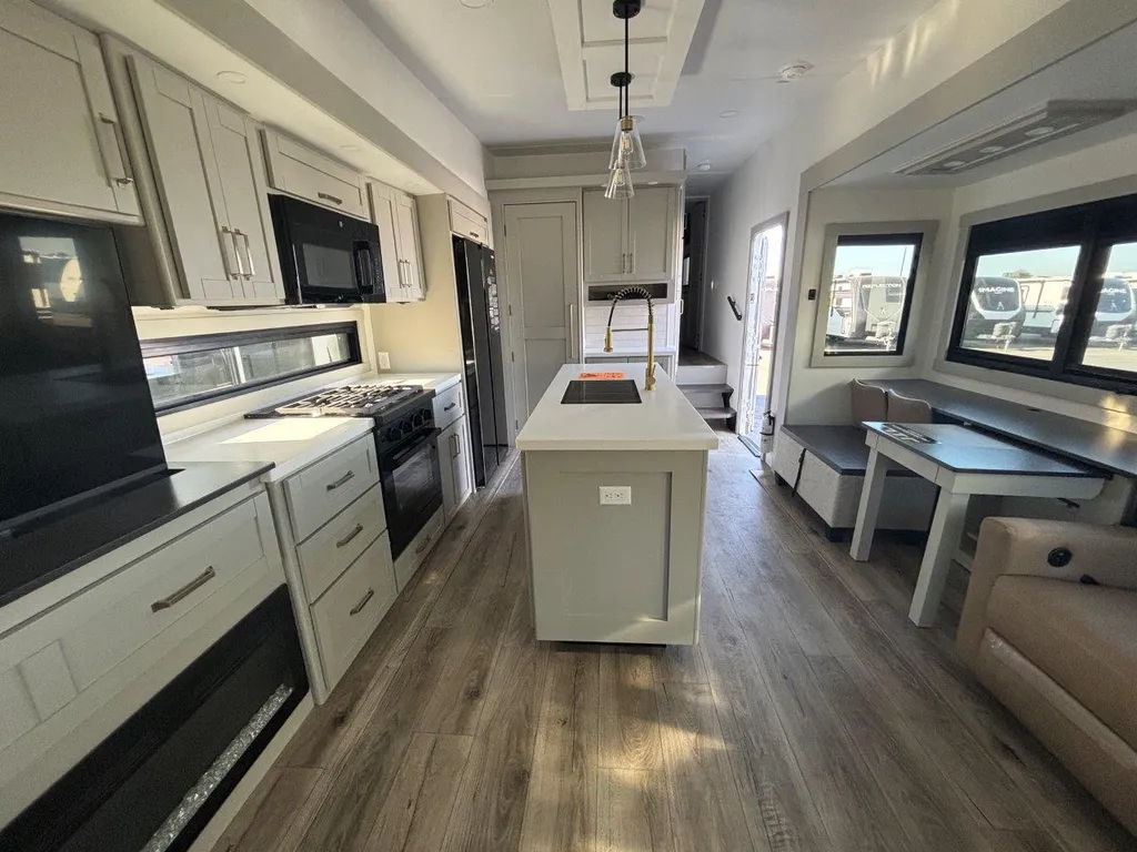 2026 Brinkley Model Z 3600, Photos photo 9