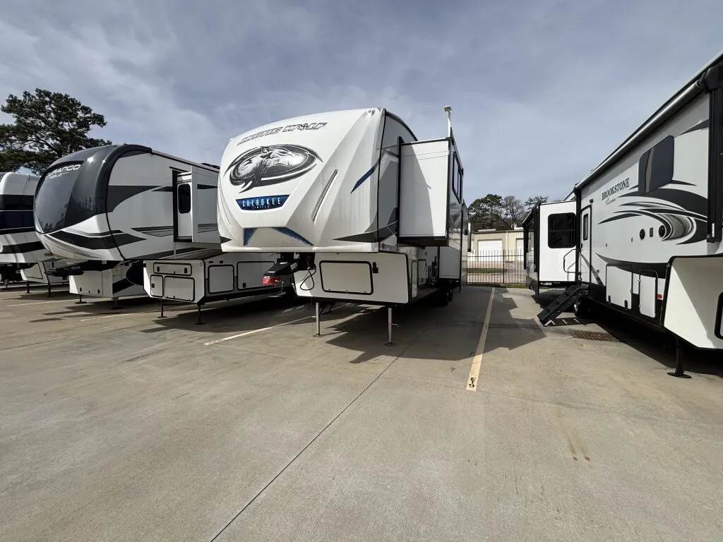 2023 Forest River Cherokee Arctic Wolf 3910 SUITE - Photo 2