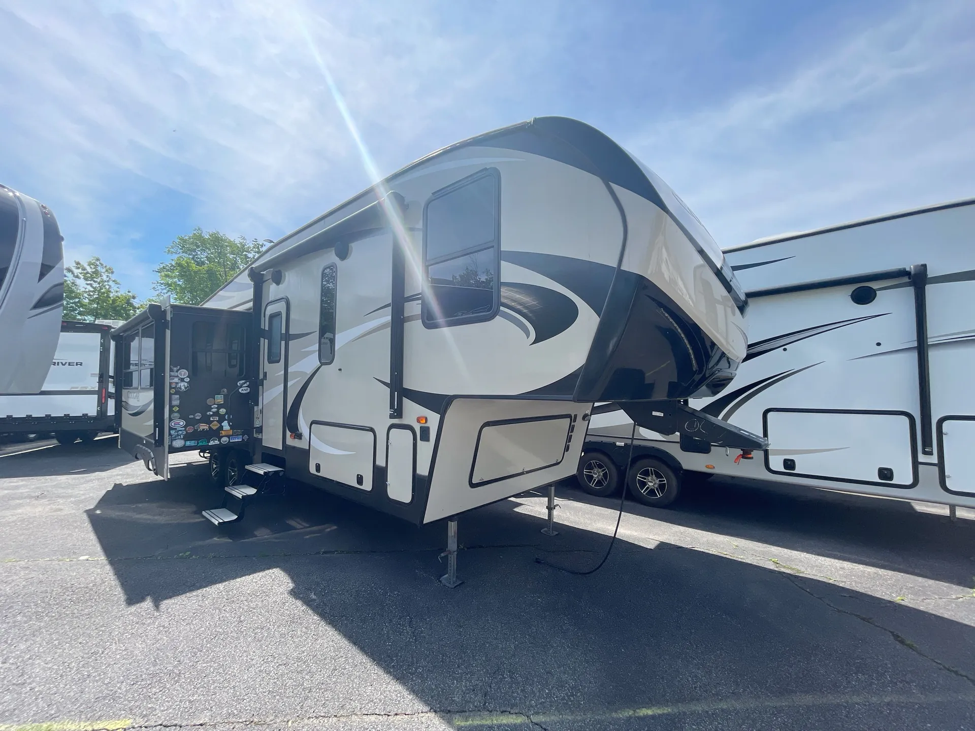 2018 Keystone Cougar 310RLS - Photo 2