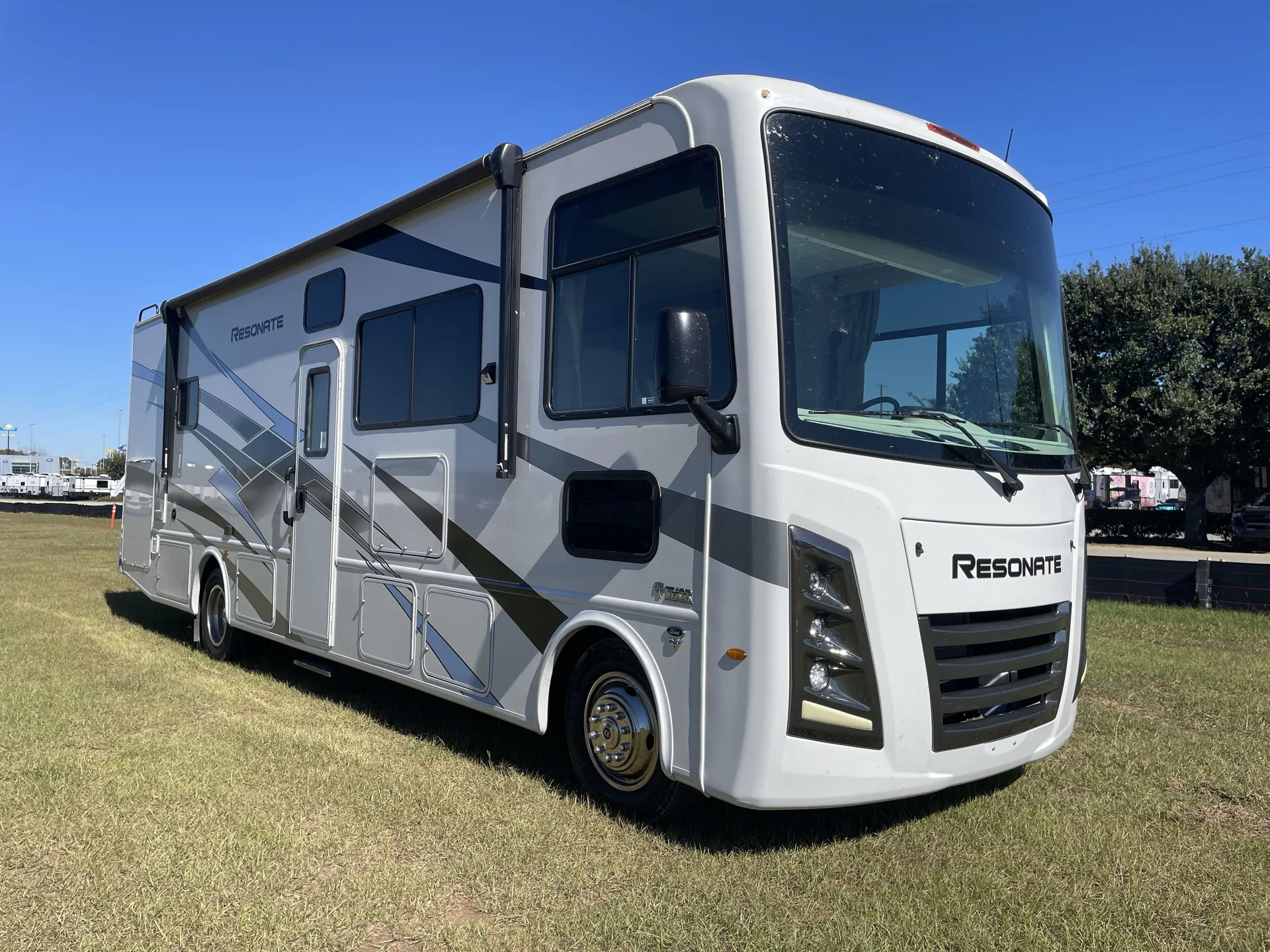2024 Thor Motor Coach Resonate 30C - Photo 2