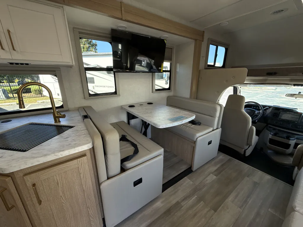 2027 Thor Motor Coach Freedom Elite 31FE, Photos photo 2