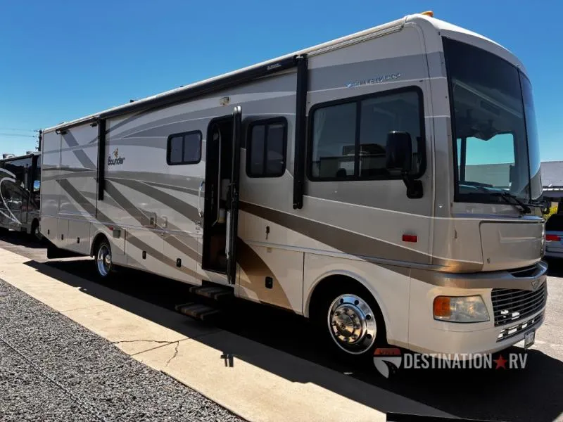 2009 Fleetwood RV Bounder 35H - Photo 2