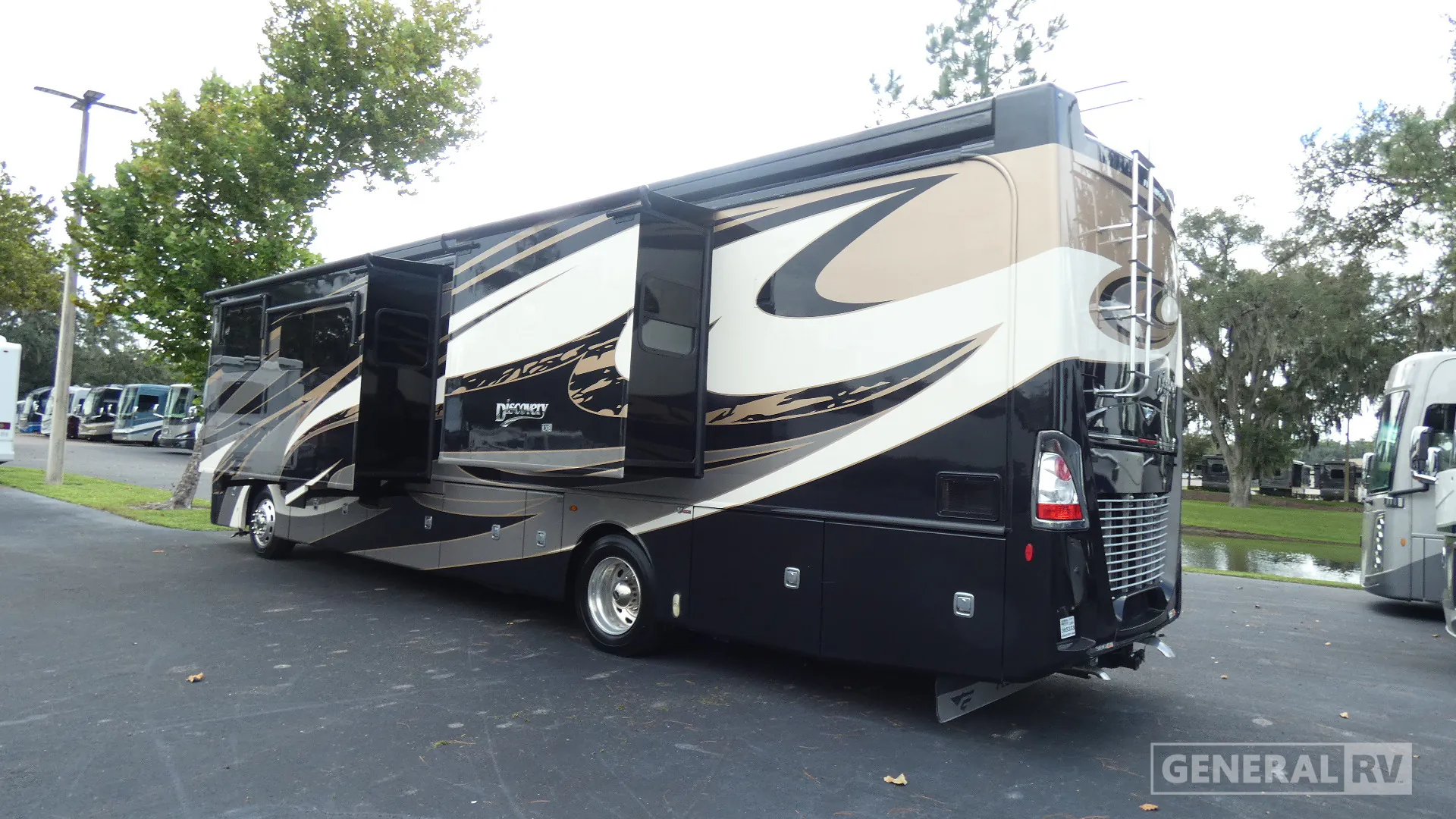 2019 Fleetwood Discovery LXE 40M - Photo 4