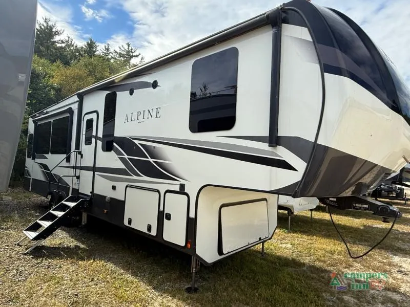 2021 Keystone Alpine 3220RL - Photo 2