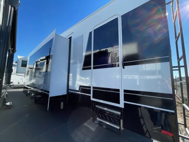 2026 Brinkley Model Z 3515, Photos photo 9