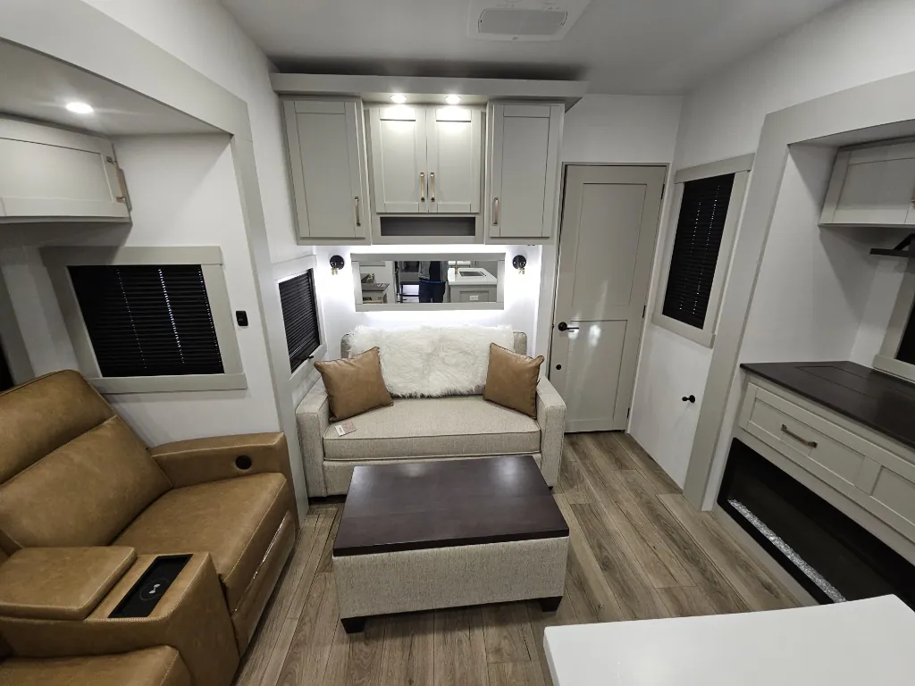 2026 Brinkley Model Z 3515, Living area photo 3