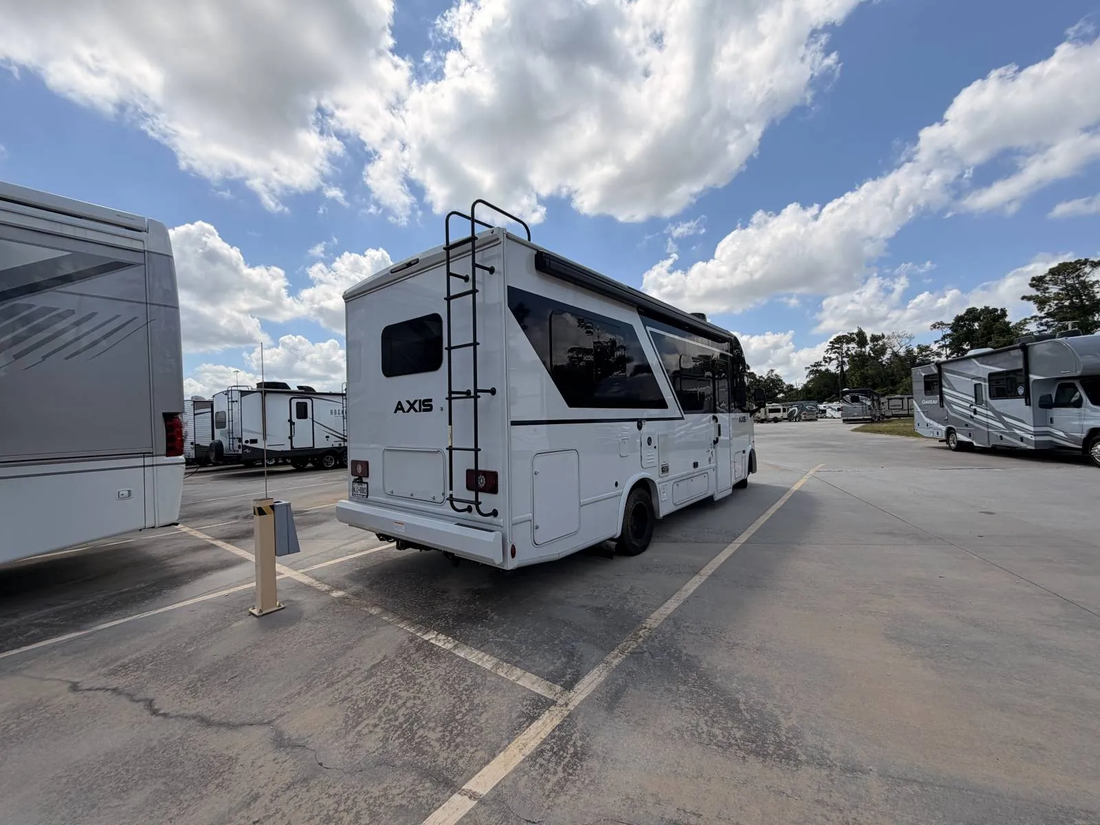 2026 Thor Motor Coach Axis 24.1 - Photo 4