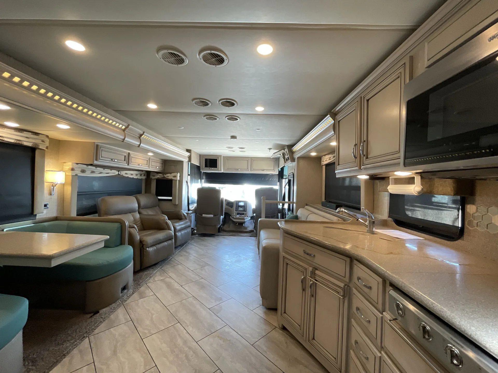 2020 newmar Bay Star 3626 — living area main