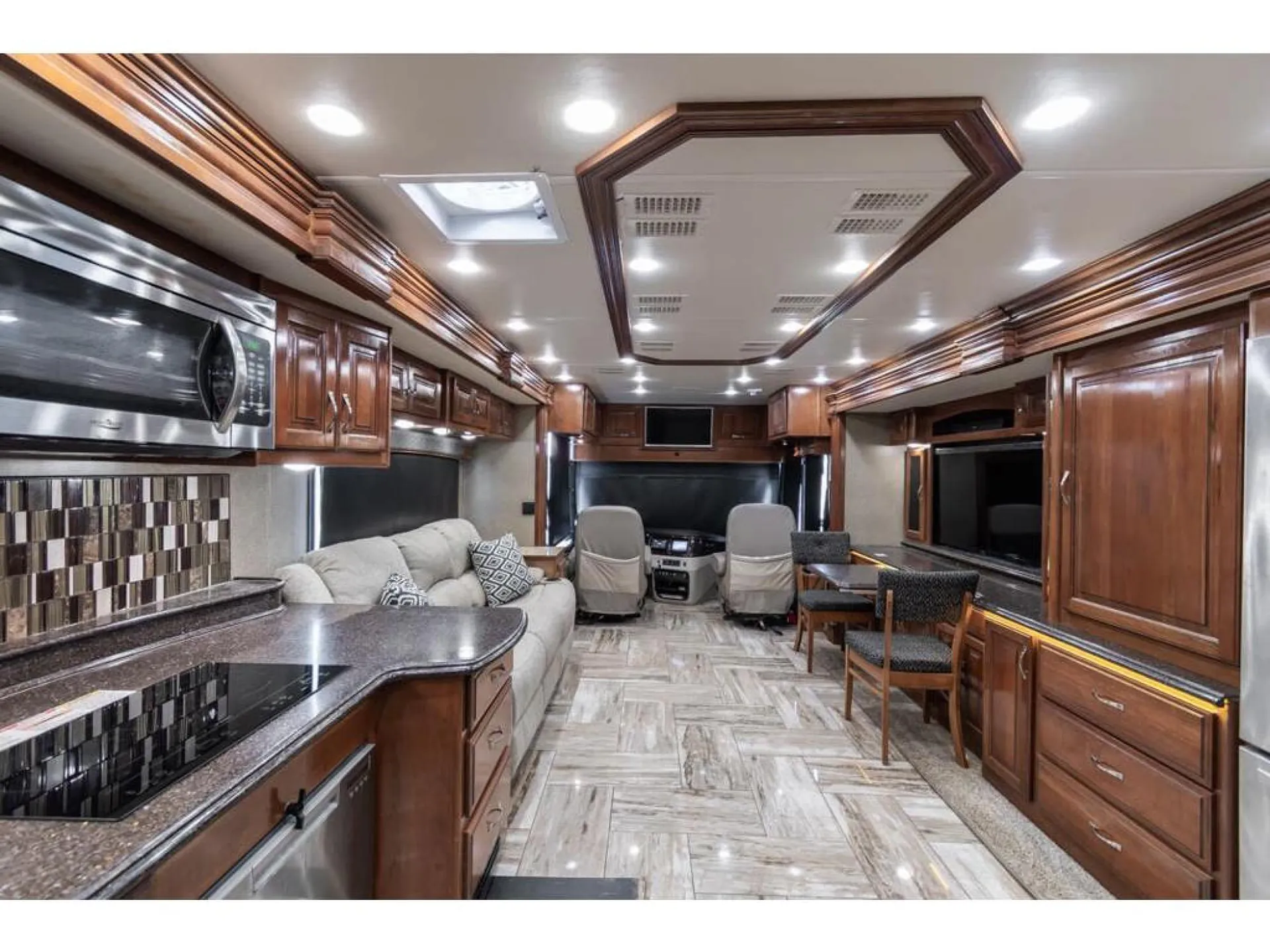 2018 Fleetwood Discovery LXE 40E - Photo 3