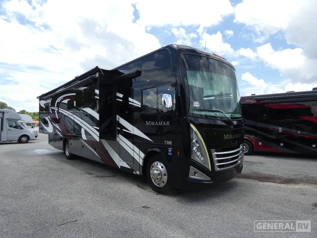 2024 Thor Motor Coach Miramar 35.2 - Photo 2