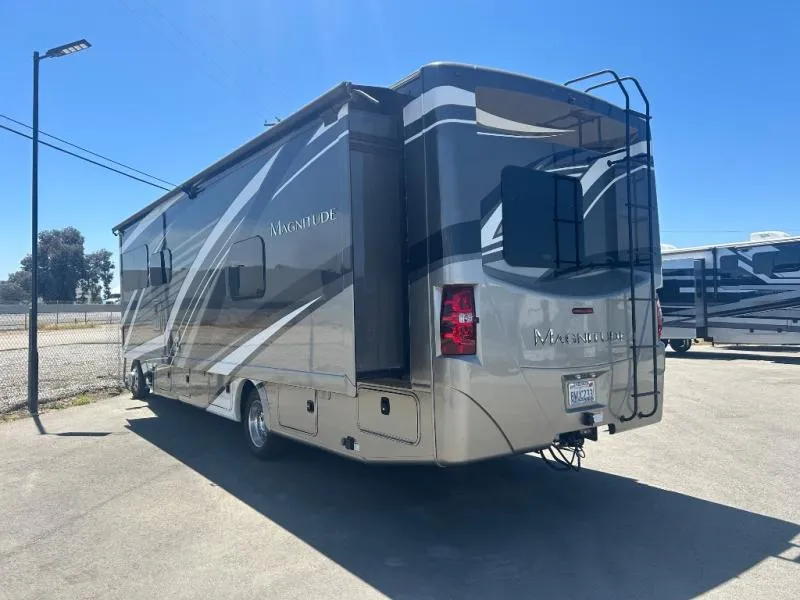 2022 Thor Motor Coach Magnitude SV34 - Photo 4