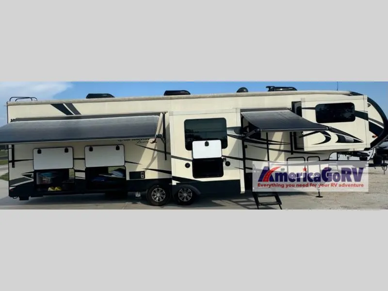 2019 Forest River Cardinal Luxury 3700FLX - Main photo