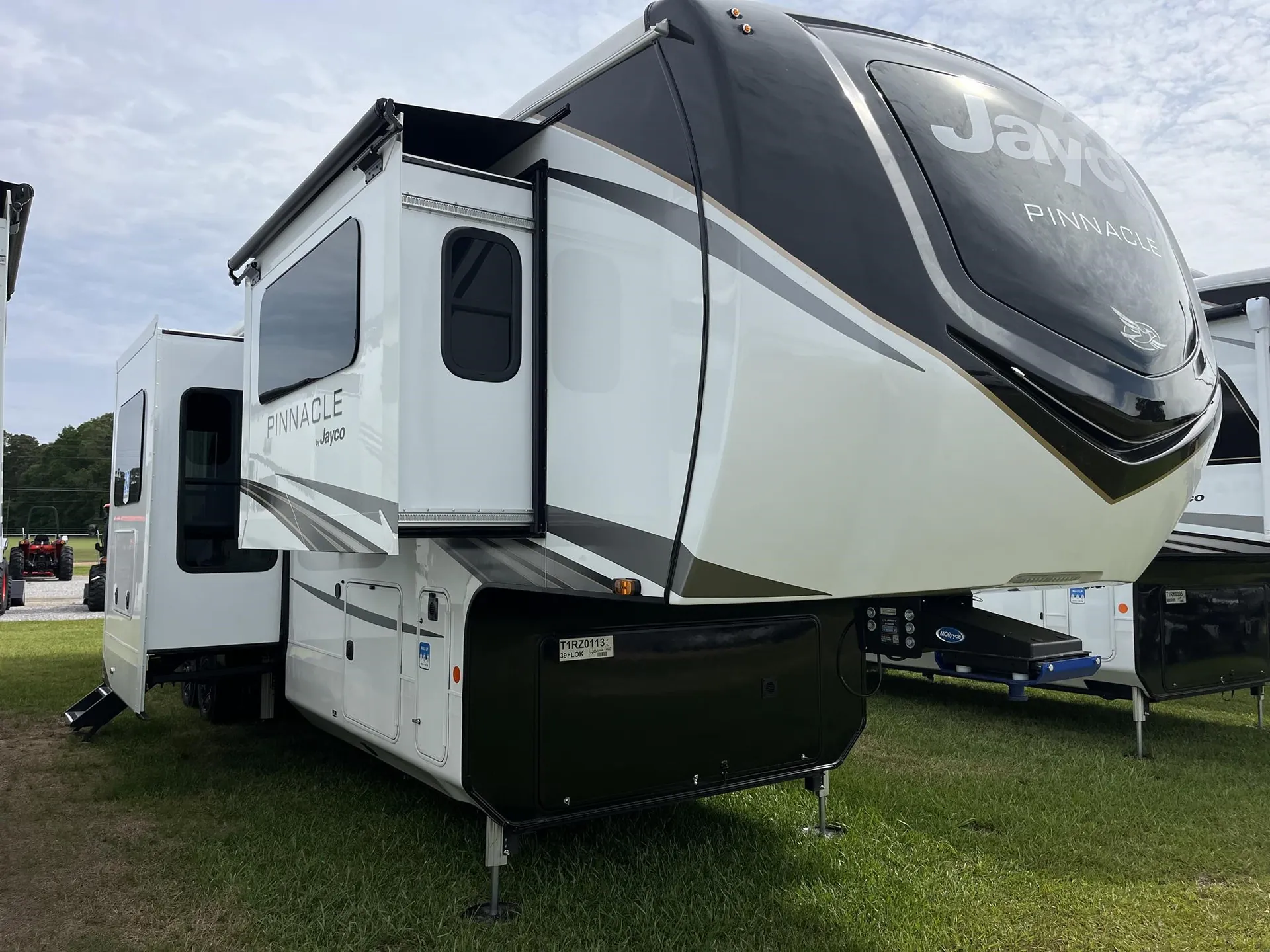 2026 Jayco Pinnacle 39FLOK - Photo 2