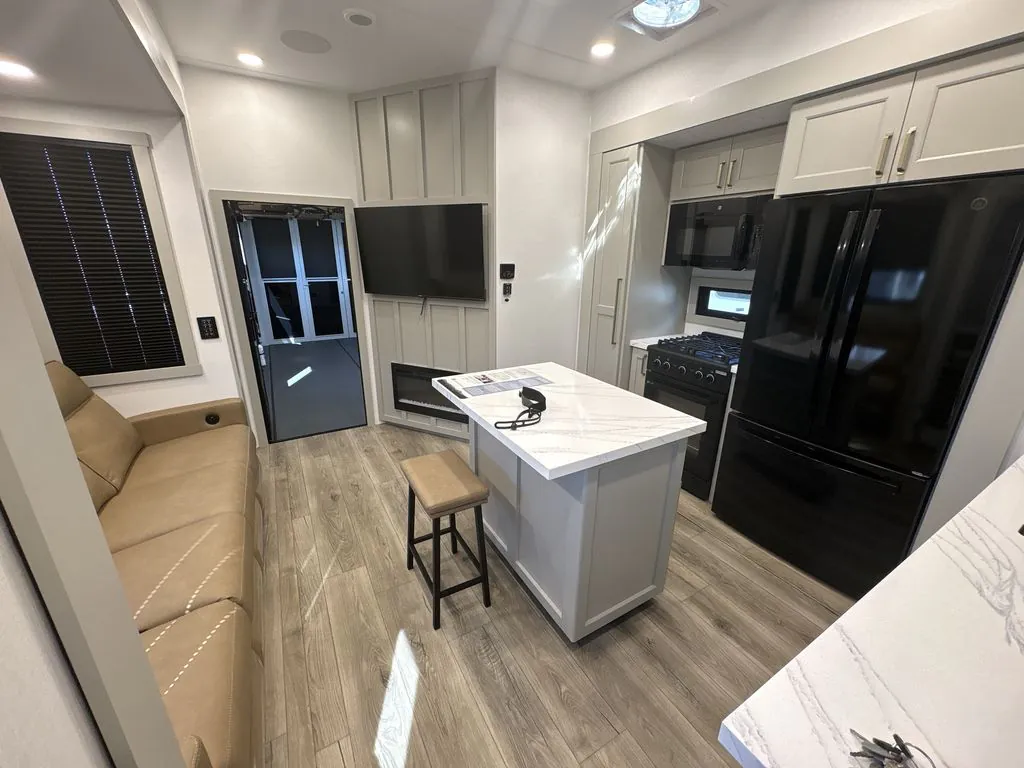 2026 Brinkley Model G 4000, Photos photo 9