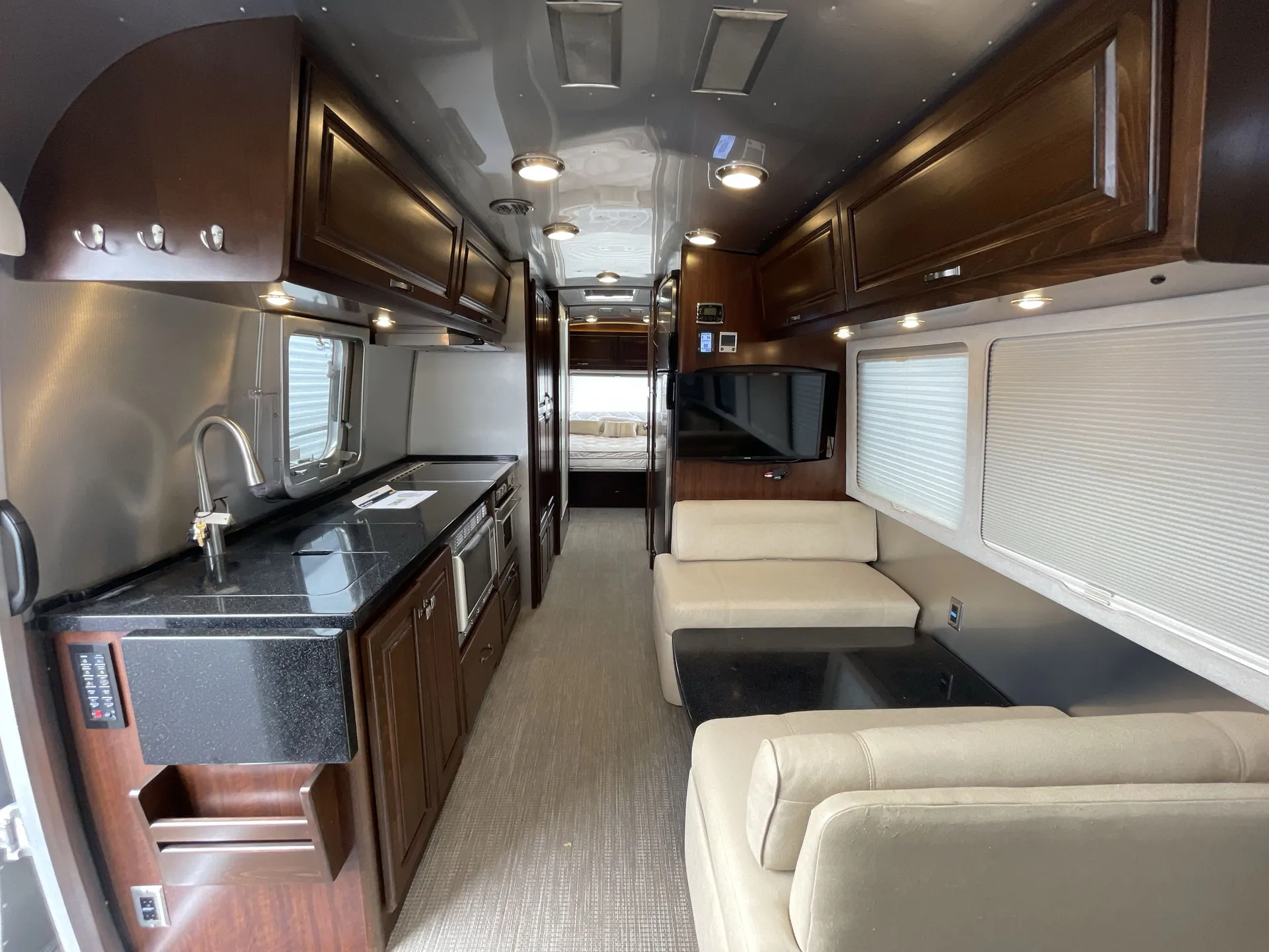 2017 airstream Classic 30 — living area main