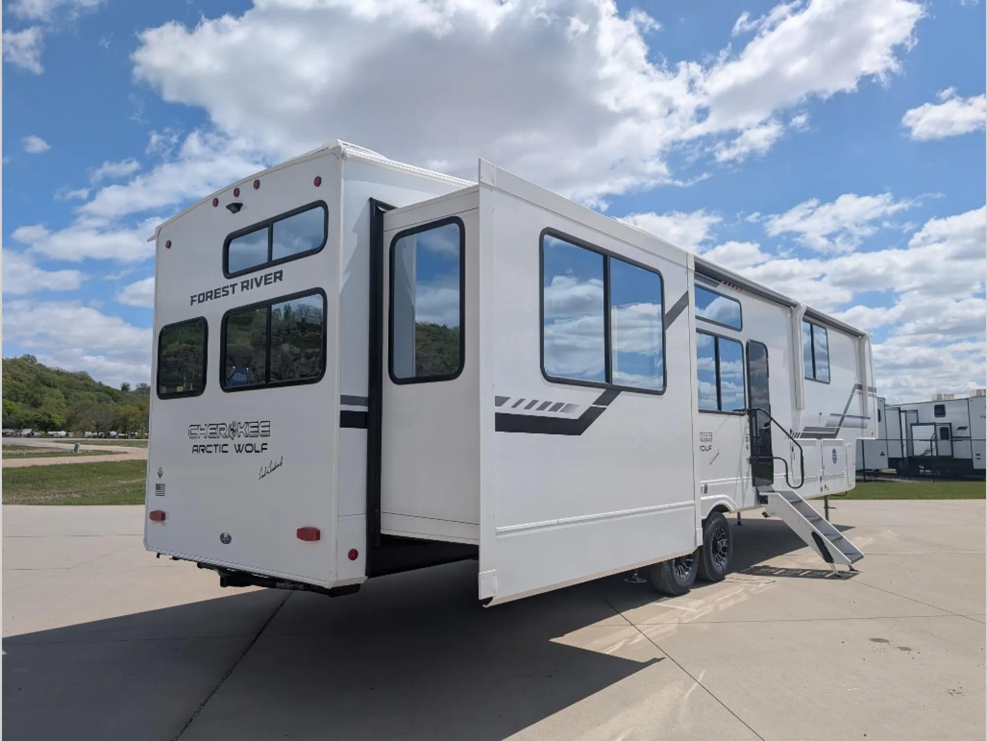 2026 Forest River Cherokee Arctic Wolf 38LEAHG — Photo 7