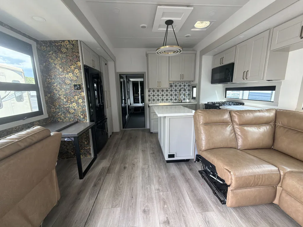 2025 Brinkley Model G 3950, Photos photo 2
