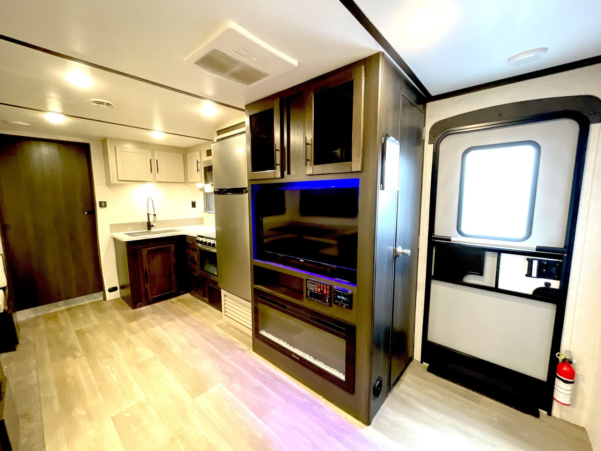 2021 CrossRoads Cruiser Aire CR27RBS — living area main