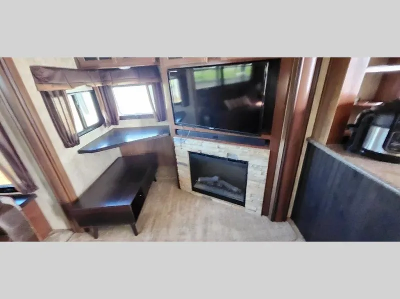 2015 Keystone RV Montana Used    3402 RL - Photo 4
