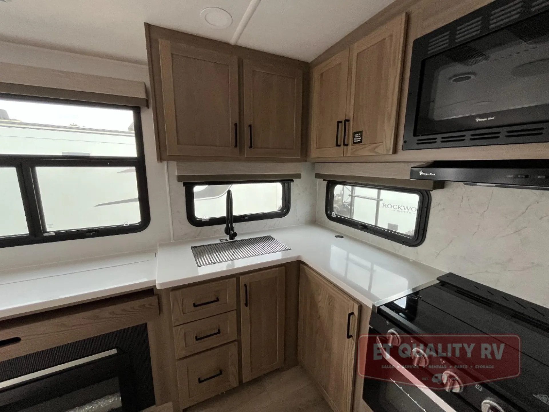 2027 Forest River Rockwood Ultra Lite 2711RK — Photo 7